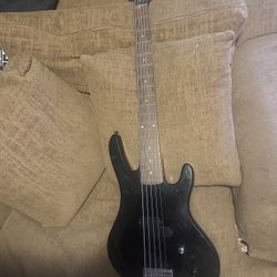 Washburn Bantam Series XB105 5-string bass guitar