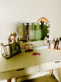 White desk with adorable vanity mirror ✨✨