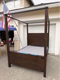 Old Cannery Queen Canopy Bed
