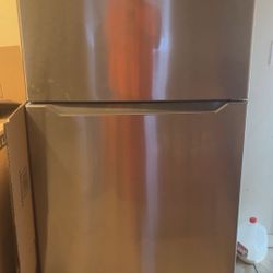 Insignia Stainless Steel Refrigerator – $250 Cash & Pickup Today (Fontana)