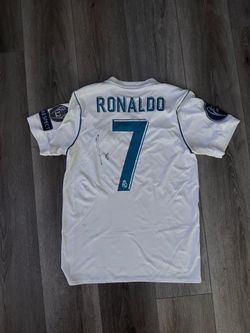 Real Madrid jersey, size S. Signed by Karim Benzema