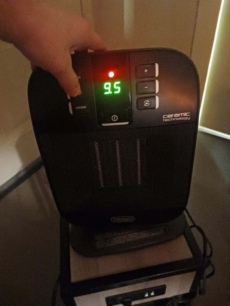 DeLonghi Ceramic Technology 1500 Watt Ceramic Heater With Fan Forced Air And HEPA Filter Like New Mint Condition