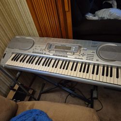 Keyboard  Plays Alot Of Beats