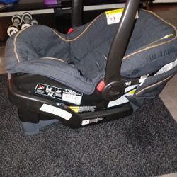 Graco Baby Car Seat In Good Condition 