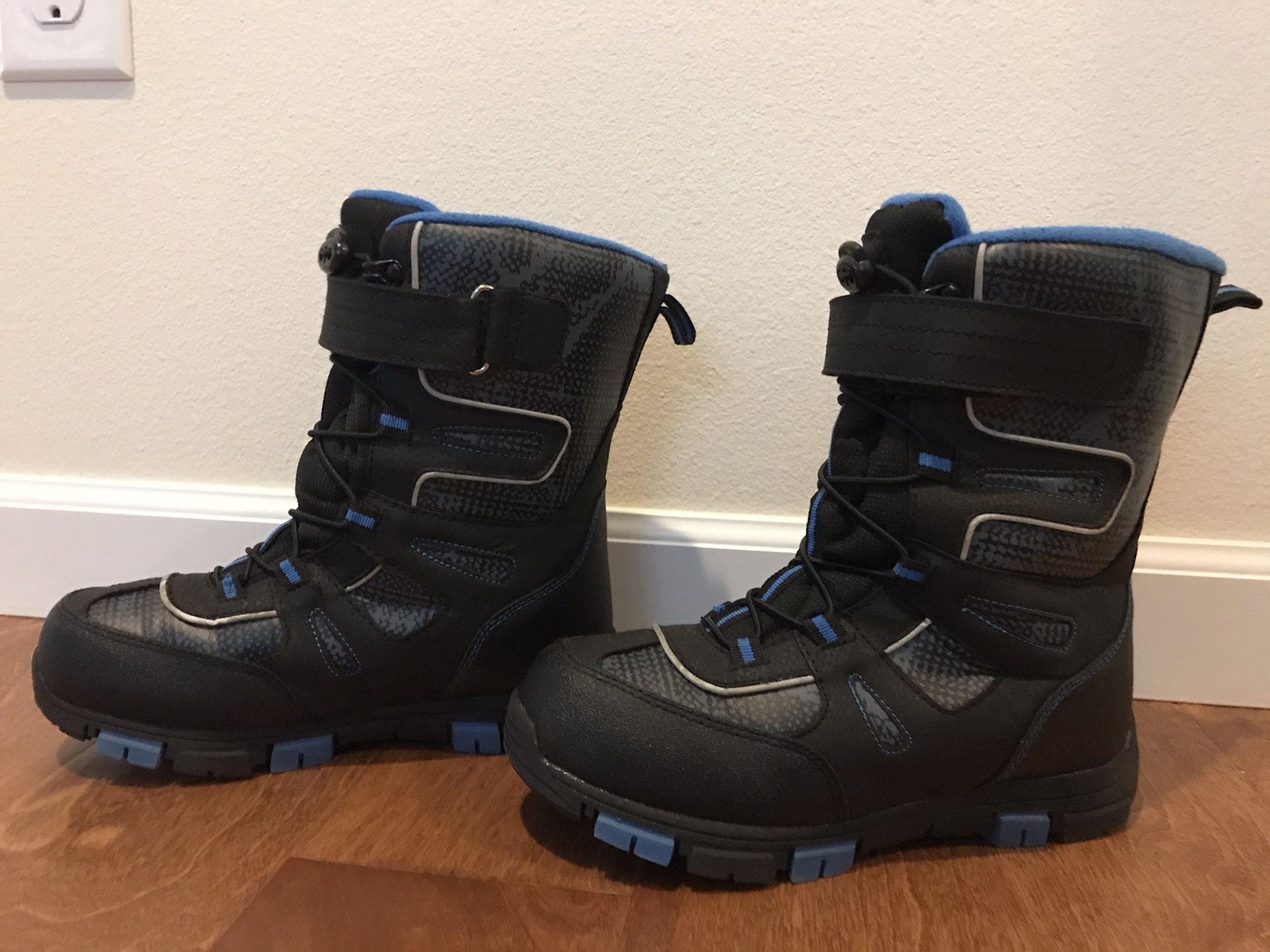 Kids Quest Snow Boots. Size 4.