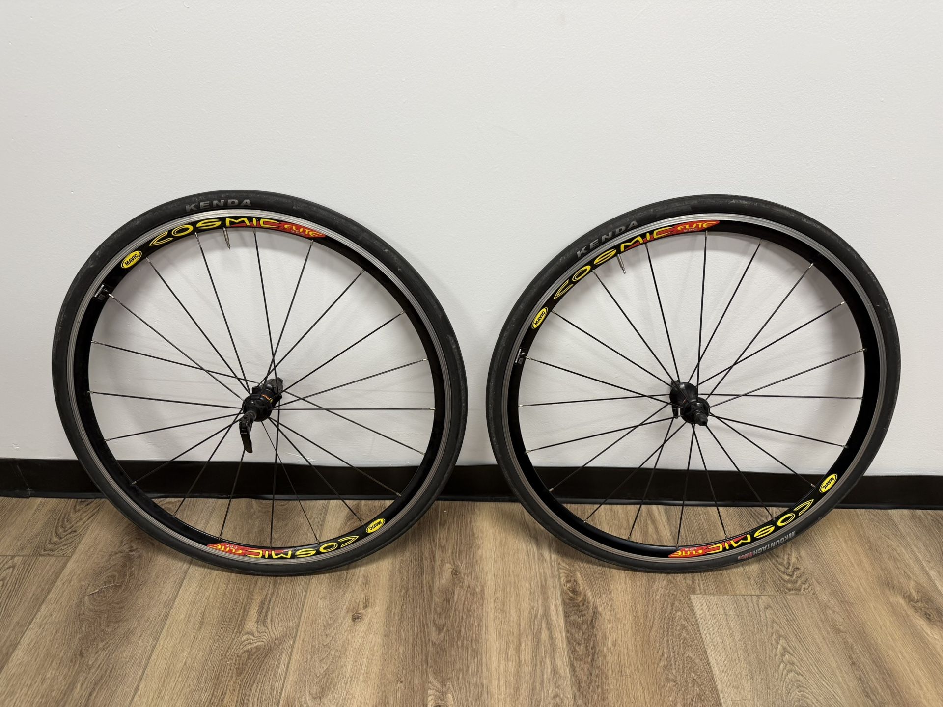 Mavic Cosmic Flite 700c road bike wheel set