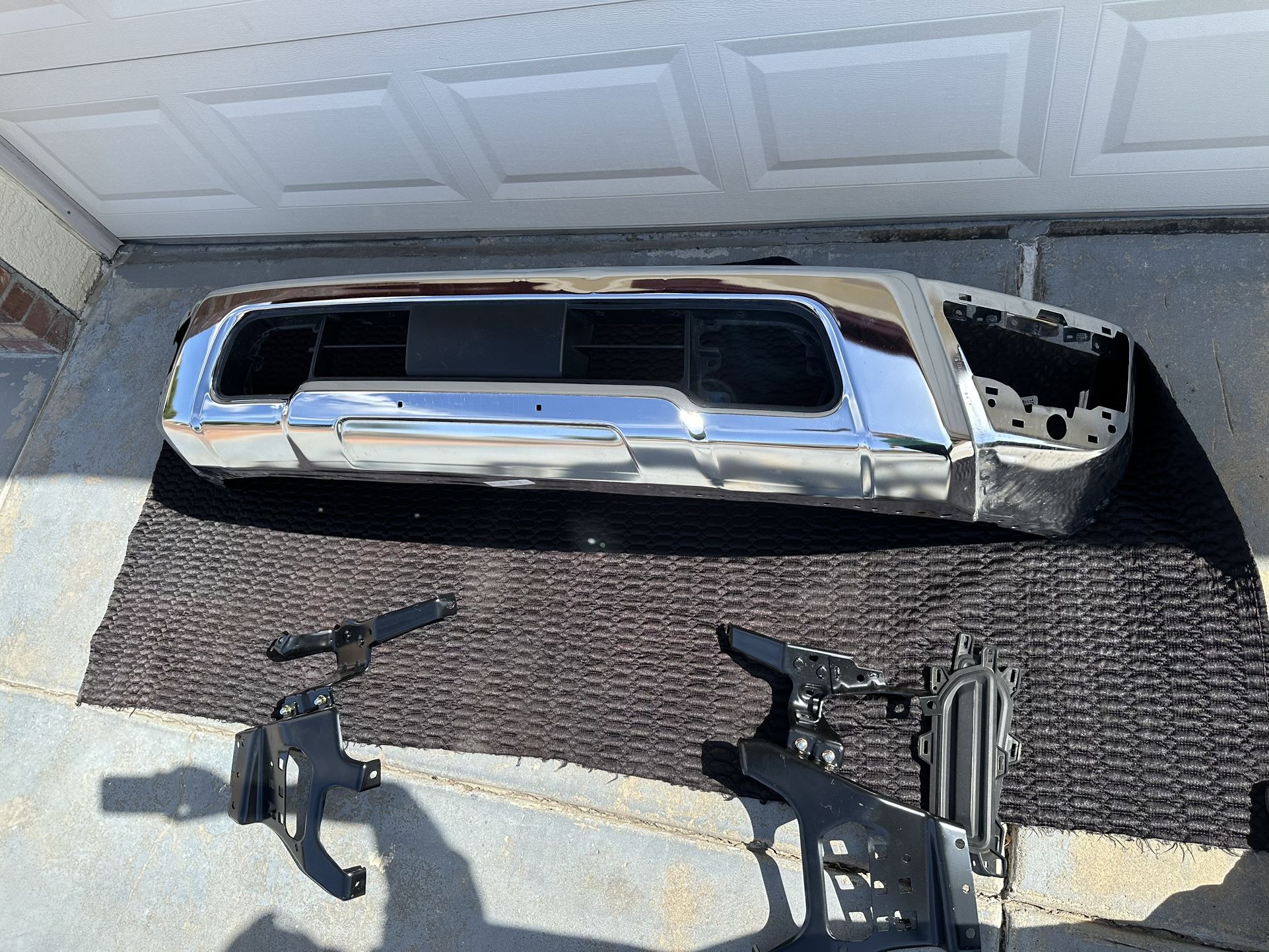 Nissan Titan Bumper 2020-2024, Front Bumper assembly Nissan Titan, complete with brackets and inserts, OEM ORIGINAL NISSAN PART 