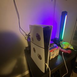 PS5 GREAT CONDITION + 2 CONTROLLERS 