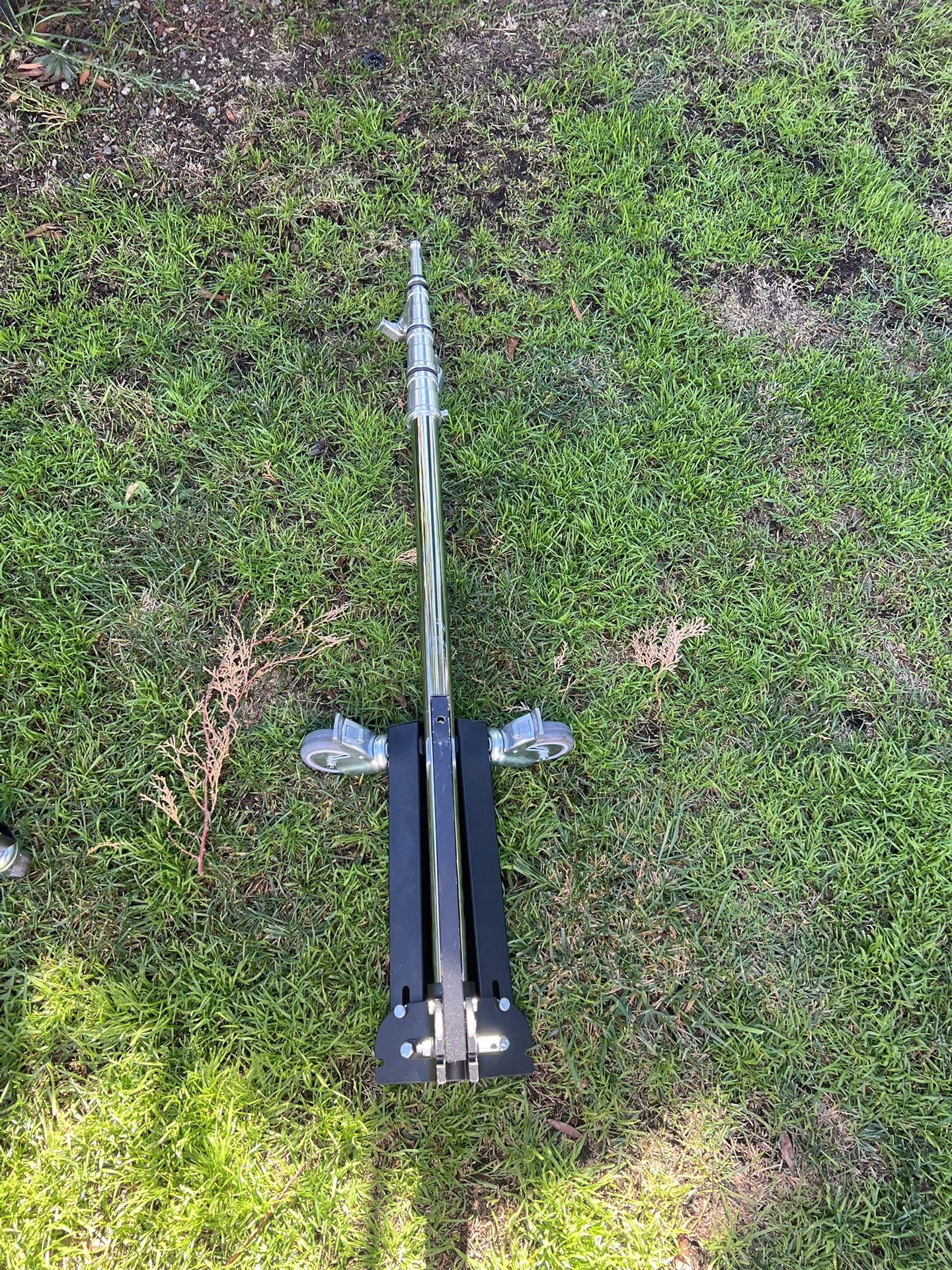 Avenger A5033 Roller 33 Folding Base Stand with Braked Wheels (lost 1 Wheel)