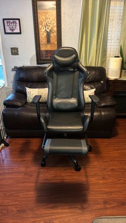 Gaming Chair with foot rest