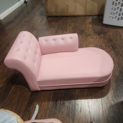 HONEY JOY  LITTLE  GIRLS  LOUNGE  COUCH...WORTH . $76 AVAILABLE  AT WALMART  FOR $95  ASKING ONLY $30 FIRM ! EXCELLENT  CONDITION  LIKE NEW ..