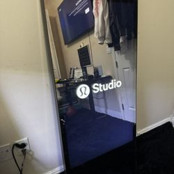 Lululemon Mirror Studio Model 1