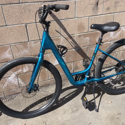 Cannondale Roll 2  7 Speed Medium Size Lightweight Aluminum Frame With Disc Brakes 