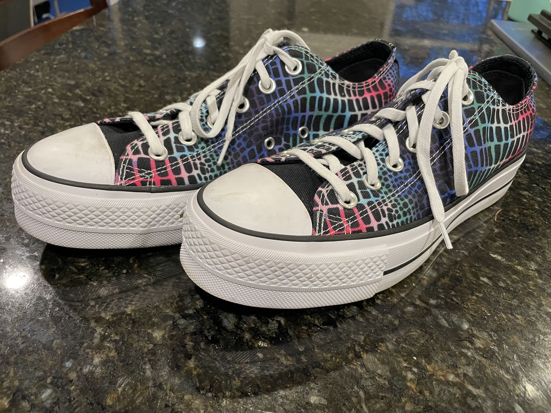 CONVERSE Women's Chuck Taylor All Star Lift Platform Sneakers Size 9