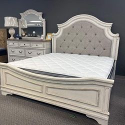 Realyn Chipped White Panel Bedroom Set
