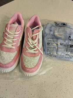 Women's girls size 9.5 shoes with free jeggings
