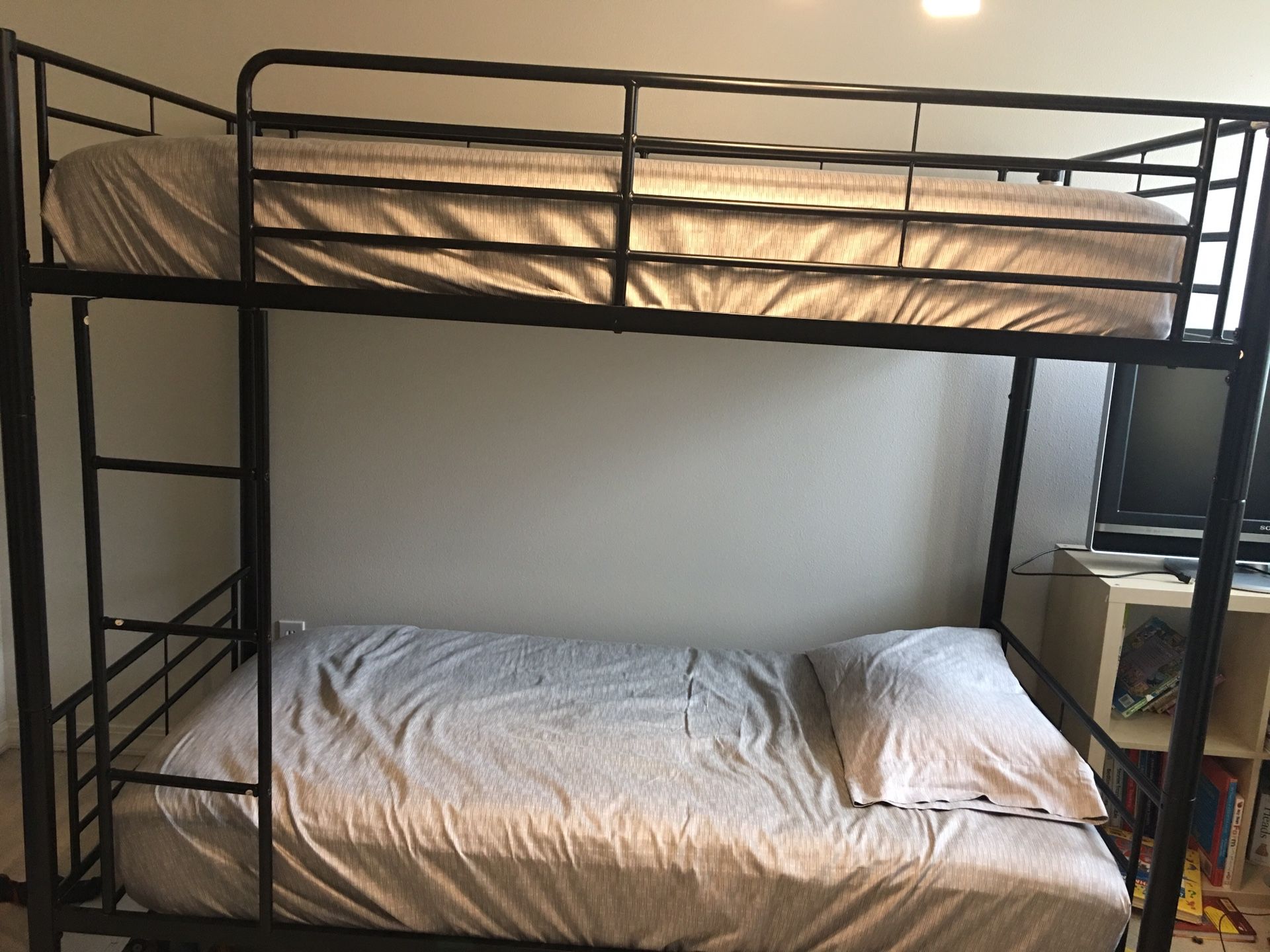 Twin bunk bed