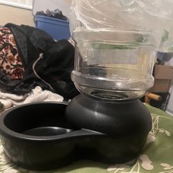 1 gallon refillable water bowl for pets Brand new