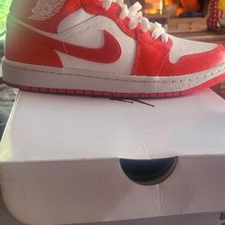 WMNS AIR JORDAN 1 MID Size 8 White/Habanero