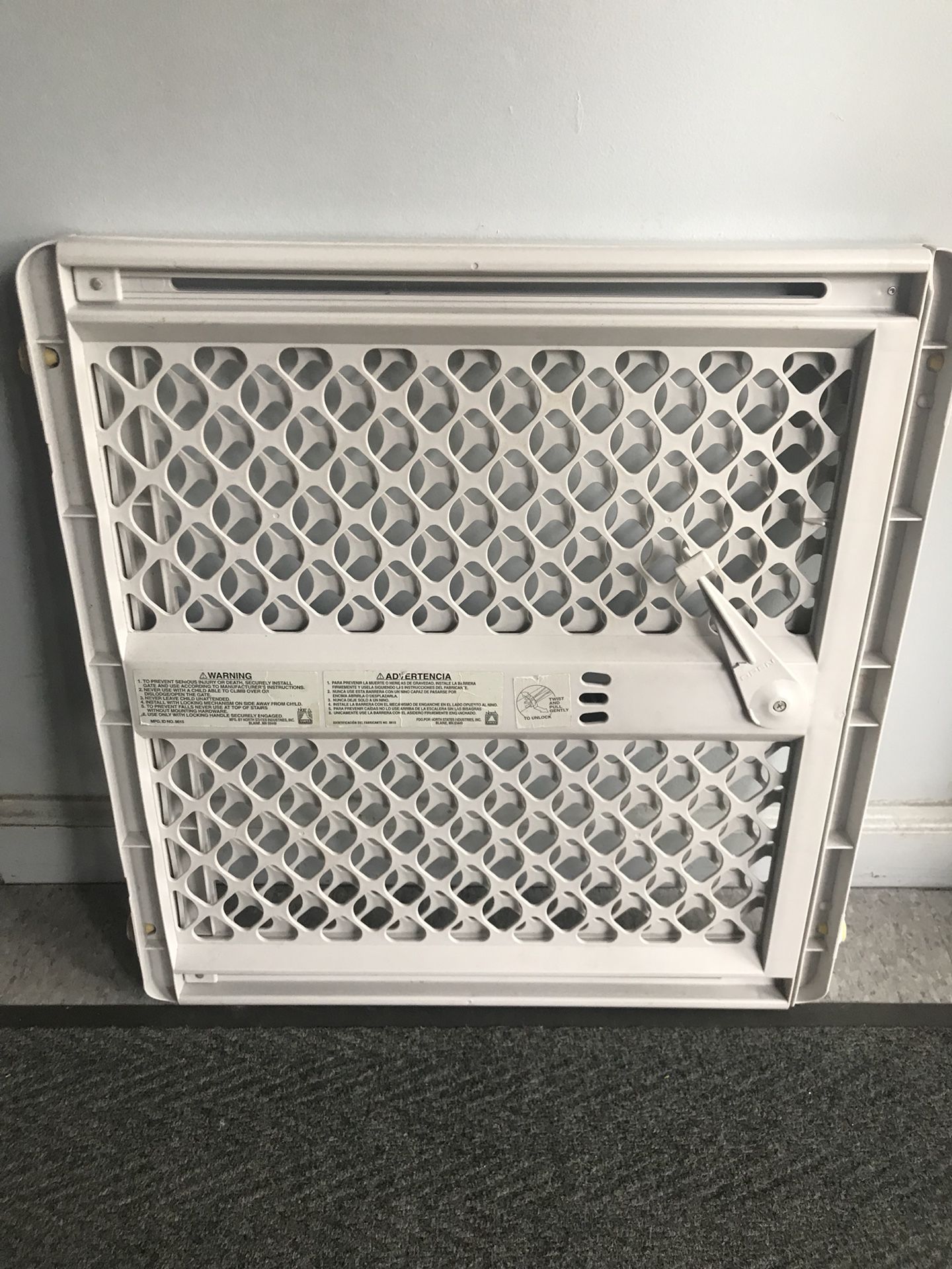 Expandable baby gate