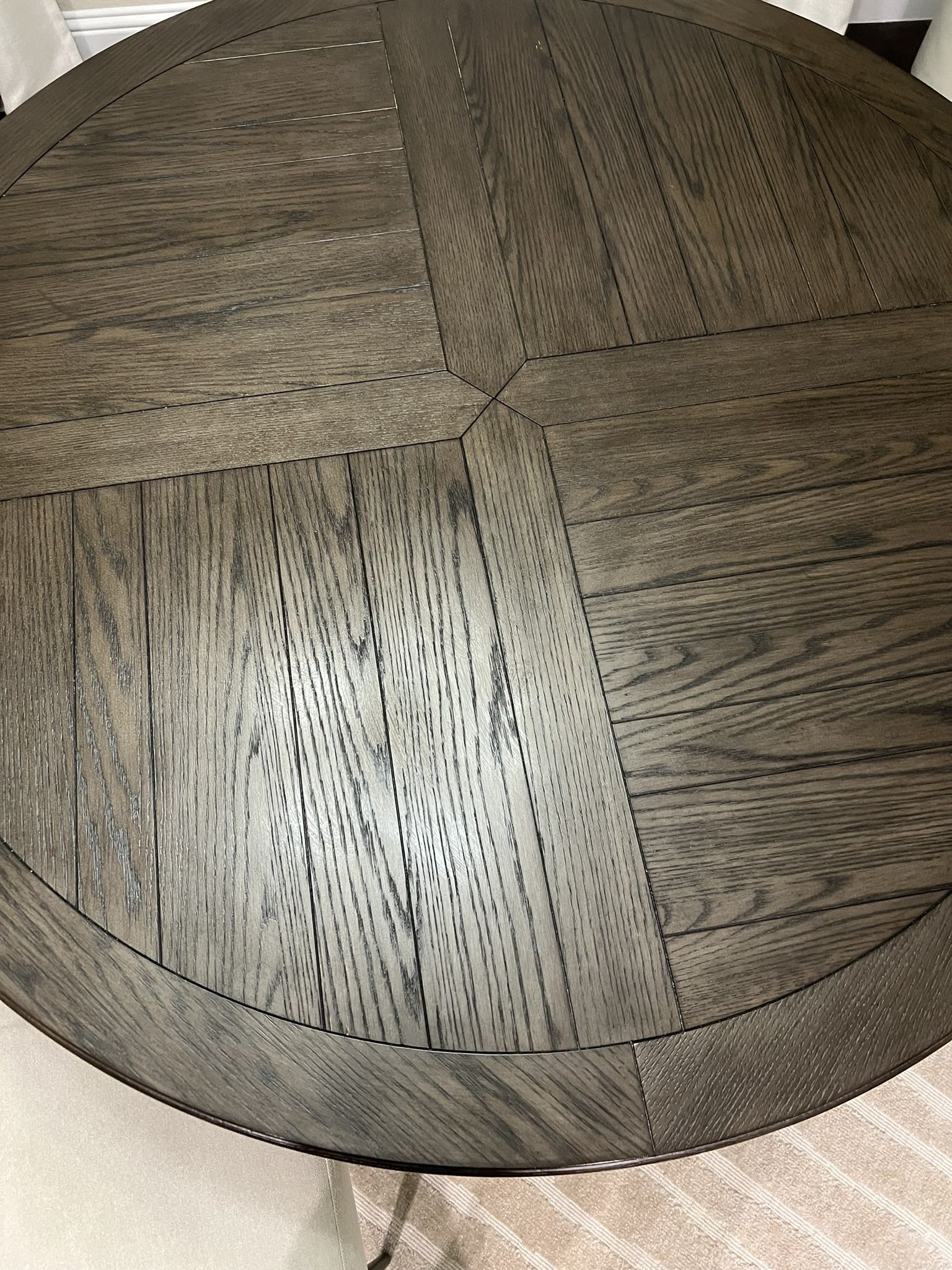 Round Dining Table W/ Chairs 