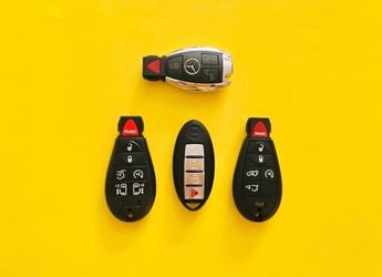 Car keys - Key fobs - Llaves - controlers - Remotes