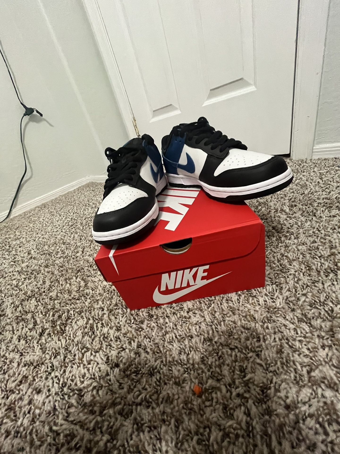 Size: mens 6.5 Color: navy blue