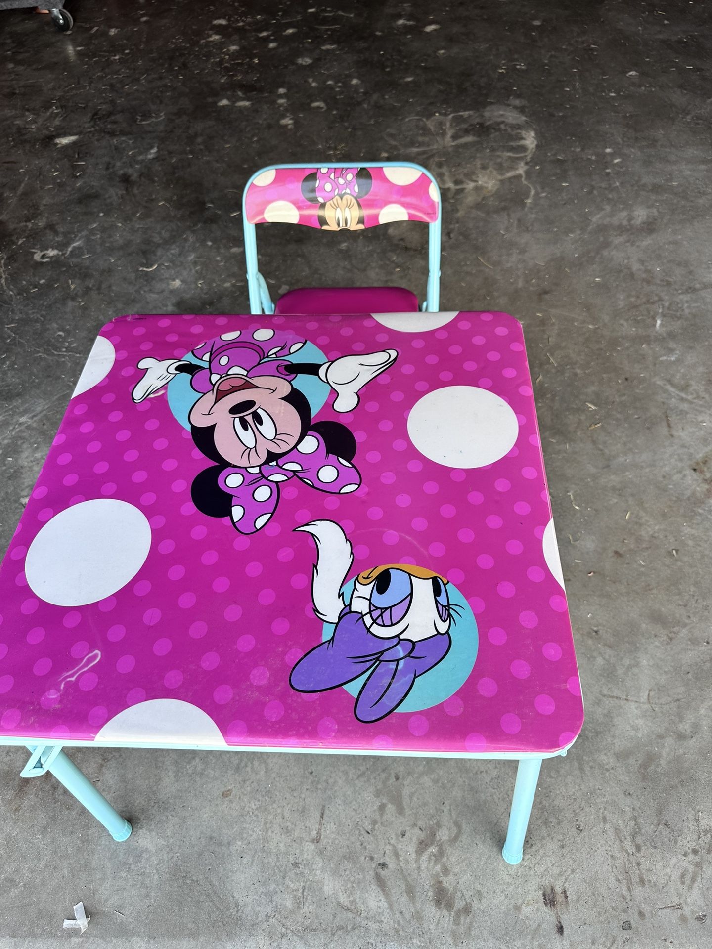 kids table and chair