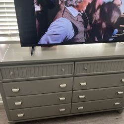 Dresser And Tv 