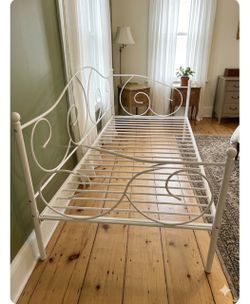 Furinno Angeland Carca White Metal Victorian-style  daybed NEW