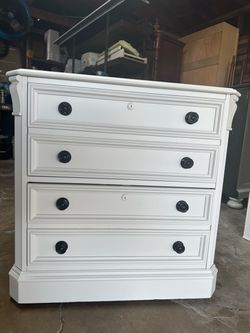 White Naitstand and bookshelf