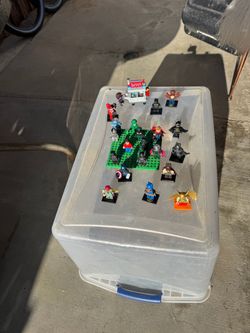 21 Legos figures