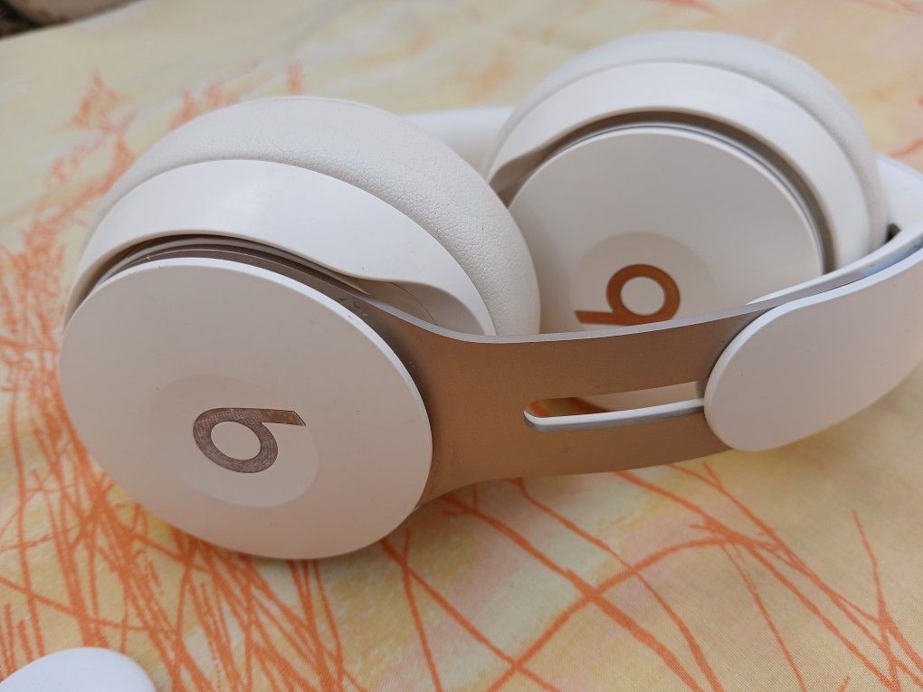 Beats Solo Pro (White/Silver) + Unpaired AirTag