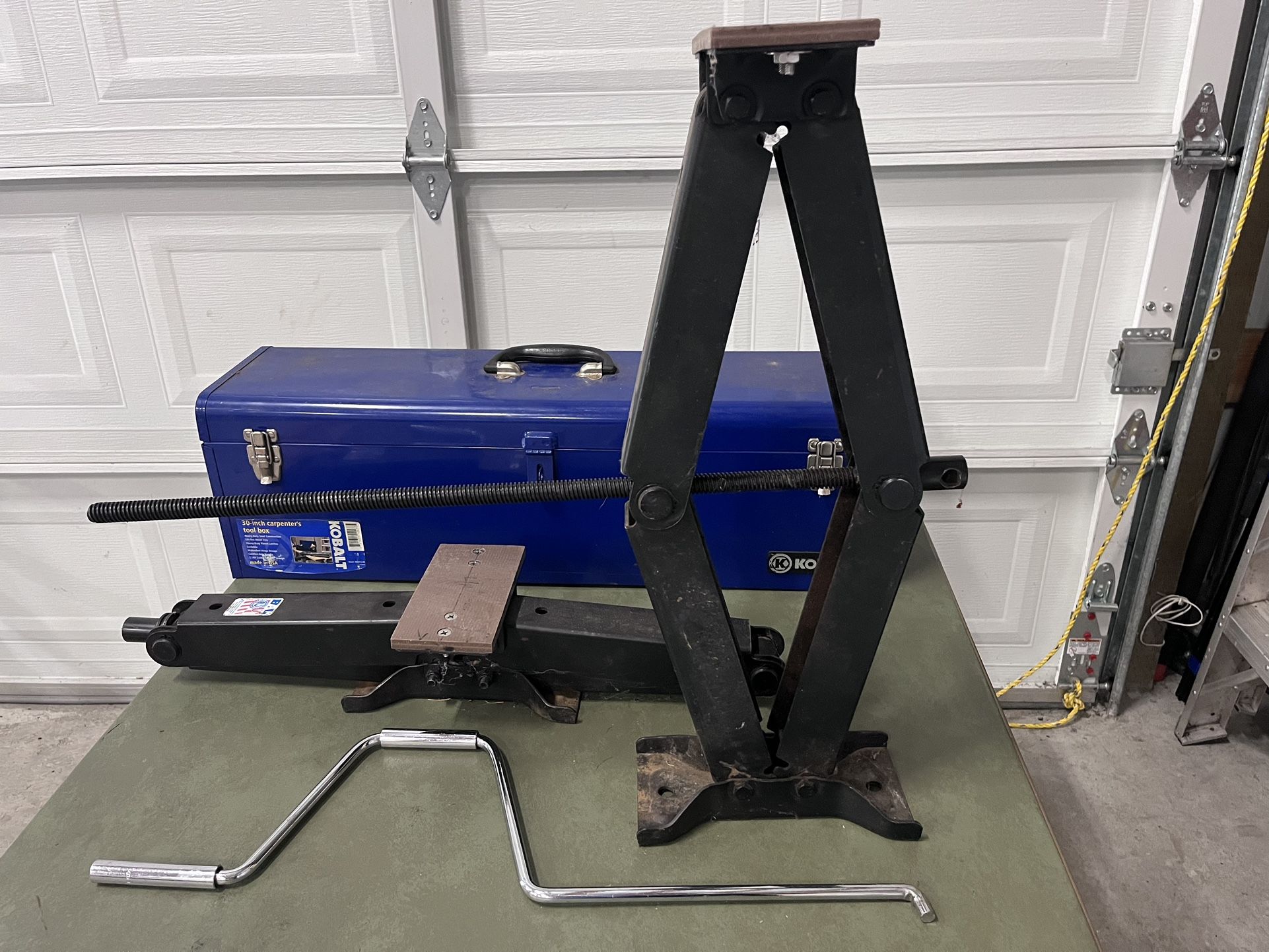 RV Stabilizing Jacks with Toolbox