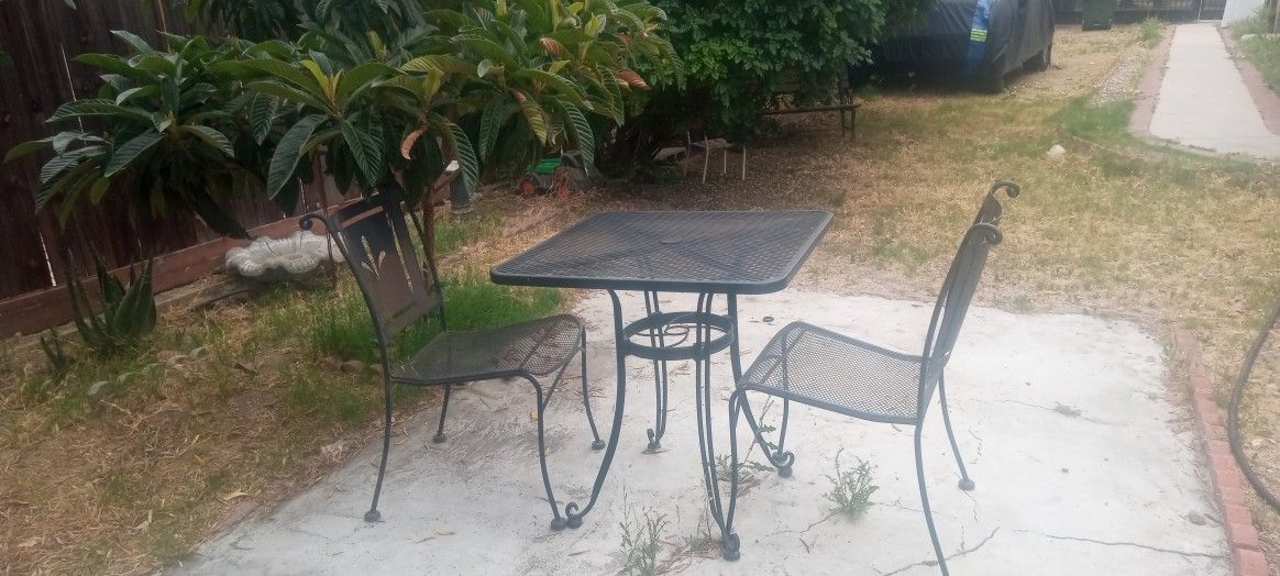Little Table Two Chairs Need Paint 