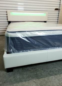 NEW Queen-Size PILLOW TOP MATTRESS and BOX SPRING. Bed frame not included 👍