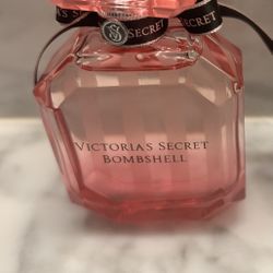 Victoria’s Secret Bombshell Perfume Comes With Free Gift