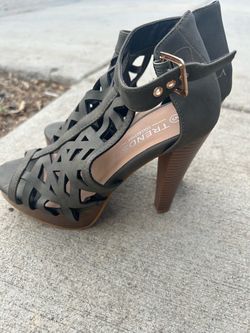 high-heeled shoe