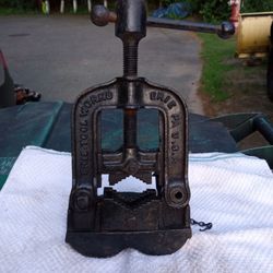Vintage Tub & Pipe Vice