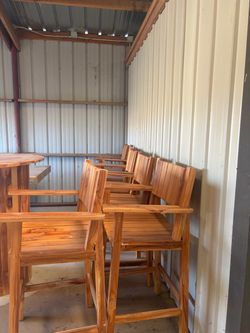 2 wood tables in very good condition