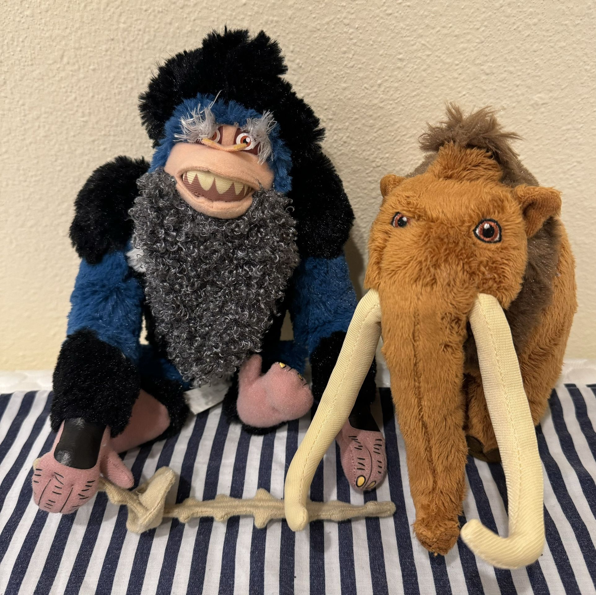 Ice Age Captain Gutt & Manny The Mammoth Plush Set/ Toys R Us 2012 Rare