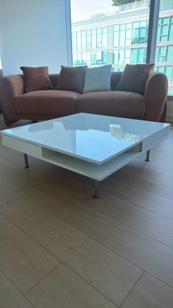 Modern White High Gloss Coffee Table – Excellent Condition