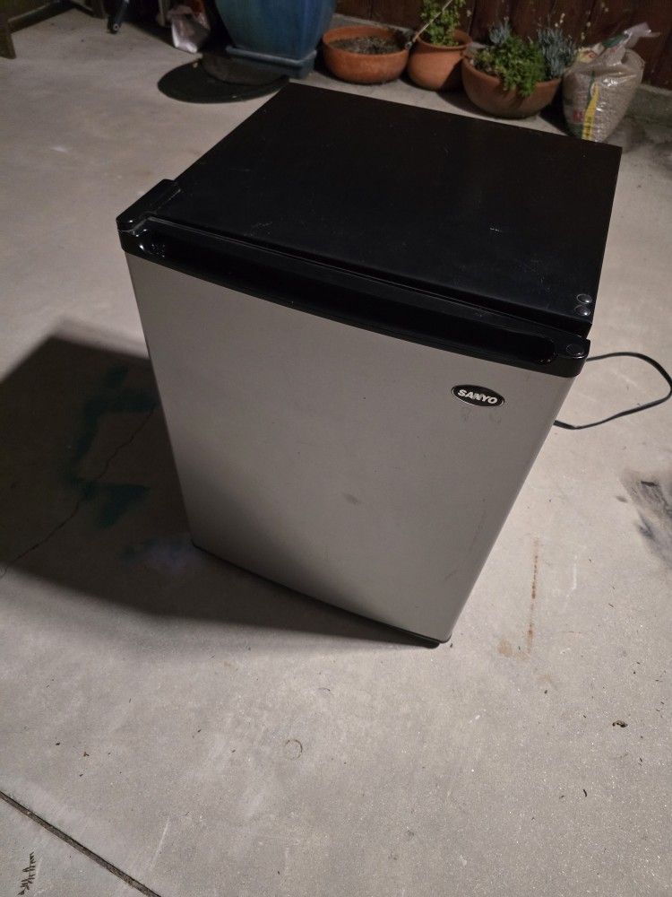 Mini Fridge With Freezer Sanyo