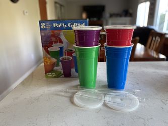 New 32 Ounce Solo Cup Set. Four Cups
