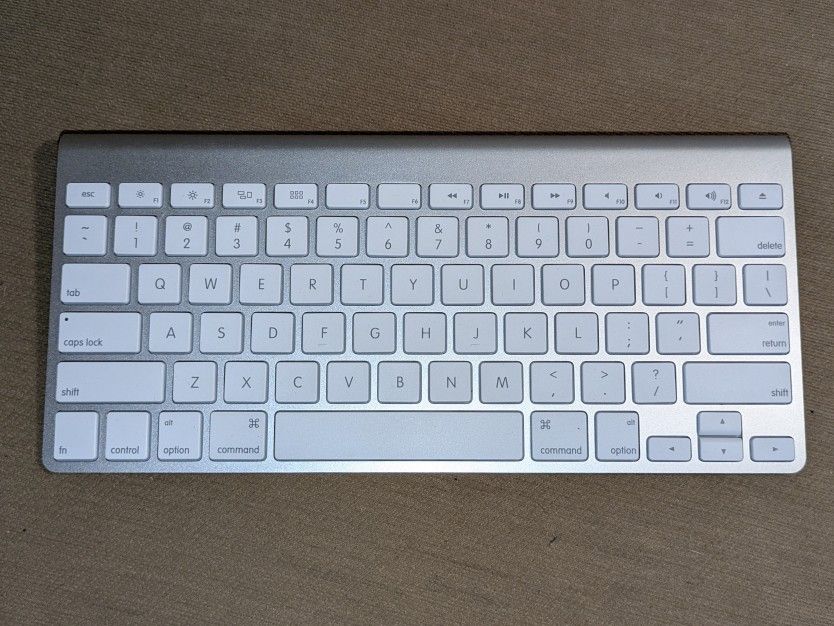 ORIGINAL GENUINE Apple A1314 Wireless Keyboard White Keys Aluminum Metal TESTED
