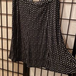 Black and white dot short skirt 