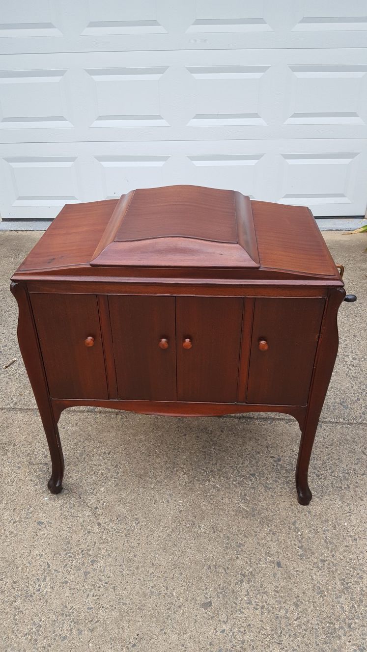 1924 Antique Console Phonograph Record Player