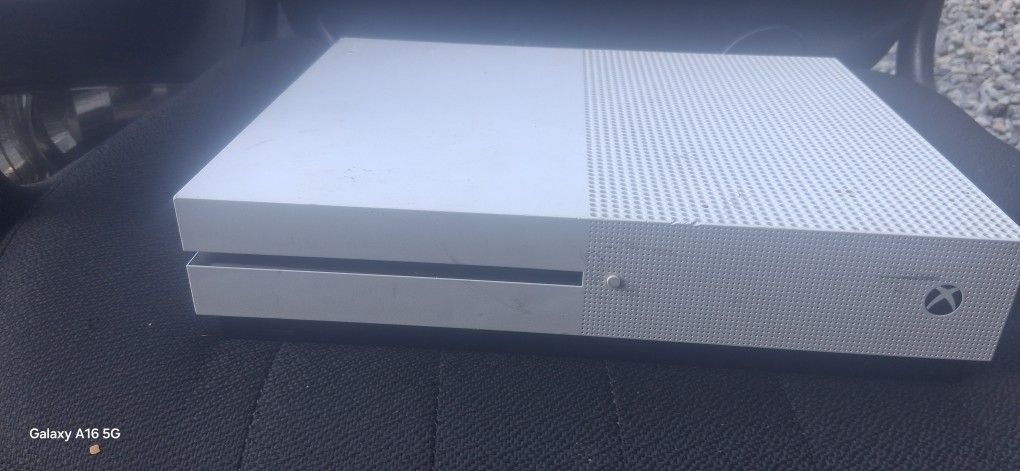 Xbox One S With 2 Controllers