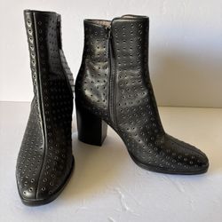 Women’s Donald J Pilner Black Leather Sonomasp Grommet Booties