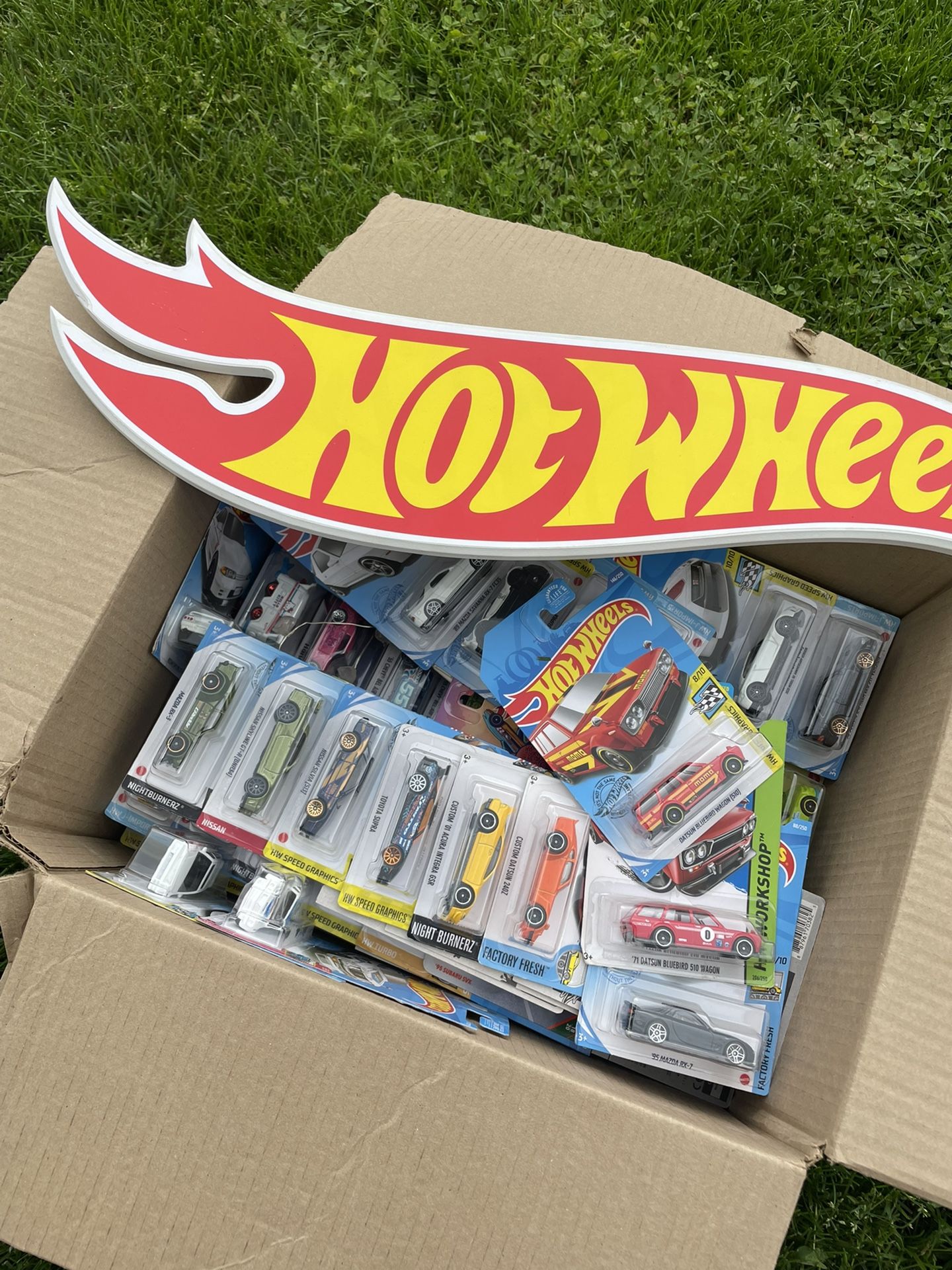Hundreds Of Hotwheels To Look Through!